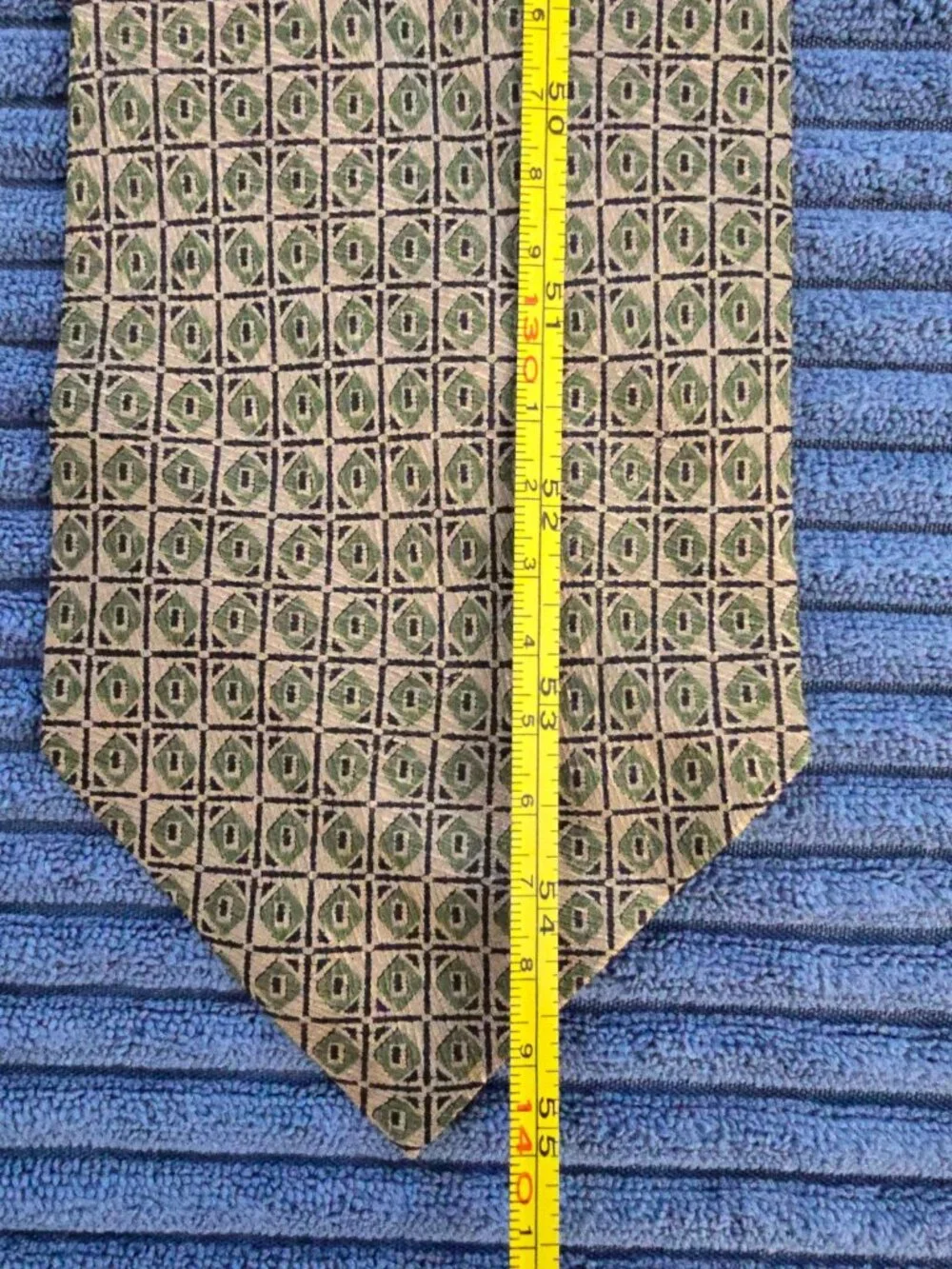 Giorgio Armani Cravatte 100% Silk Tie Italy CA07510 Green Gold Geometric Pattern